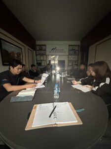Một buổi họp định kỳ, dù có mất điện nhưng vẫn cần diễn ra. Đó là cách Tôi đưa quy tắc để đảm bảo chất lượng.